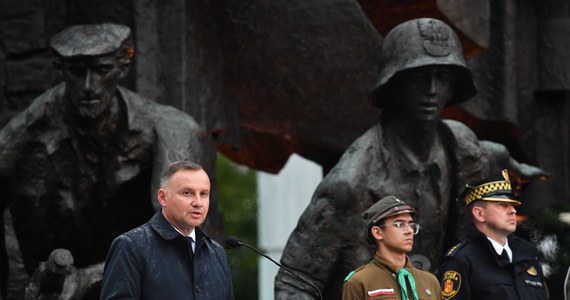 Powstańcy warszawscy wychowali kolejne pokolenia, które niosą pomoc walczącym na Ukrainie - powiedział prezydent Andrzej Duda podczas niedzielnych uroczystości na Placu Krasińskich w Warszawie w przededniu 78. rocznicy wybuchu Powstania Warszawskiego.