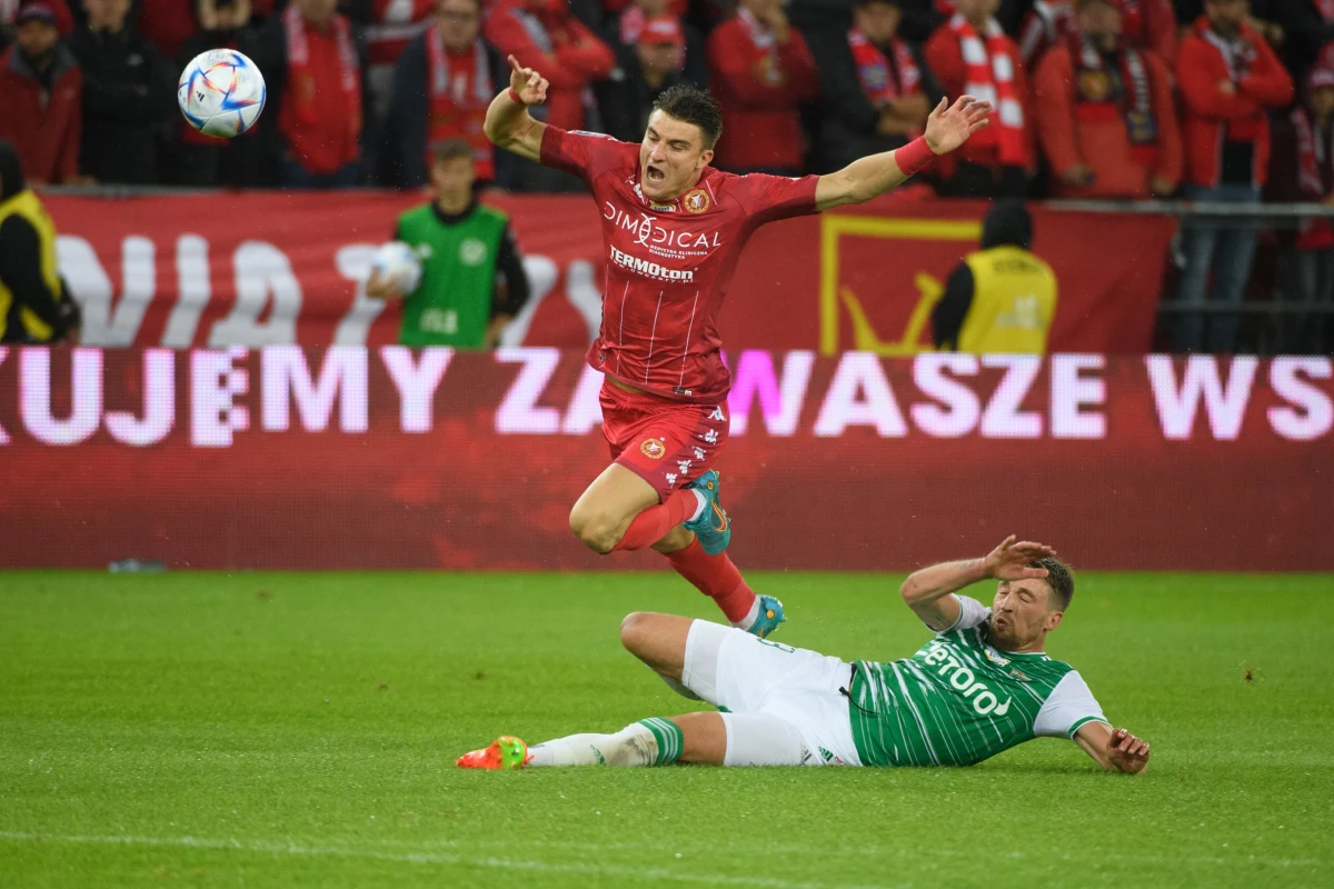 Lech Poznań przegrał z Wisłą Płock 1:3 w najciekawszym niedzielnym meczu 3. kolejki piłkarskiej ekstraklasy. Mistrz Polski po dwóch porażkach zamyka tabelę, a "Nafciarze" z dziewięcioma są liderem. Komplet punktów mają też Cracovia i Raków Częstochowa, który jednak rozegrał dwa spotkania.