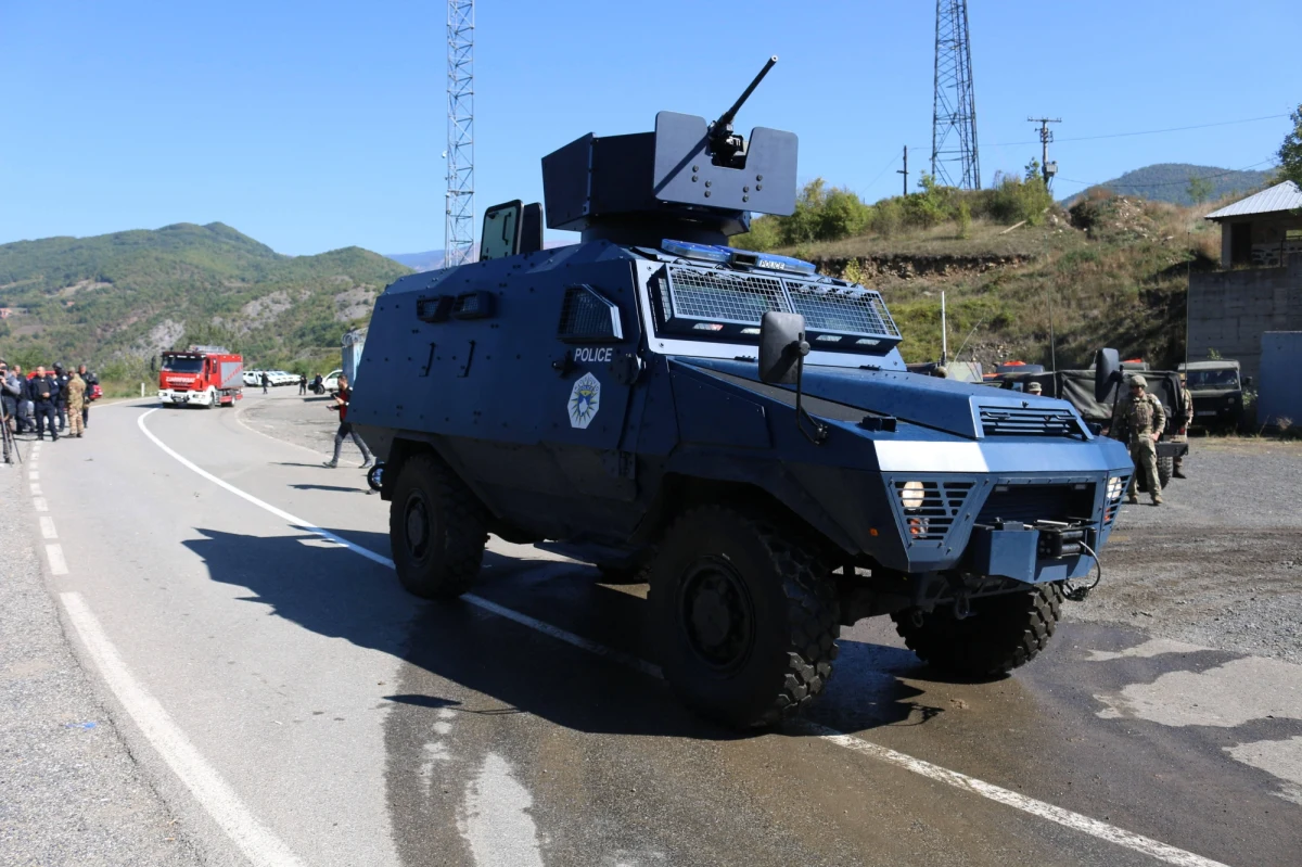 Kosowo jest uważane za najmłodsze państwo Europy, choć nie jest uznawane za niepodległy kraj nawet przez niektórych członków Unii Europejskiej. Obecny konflikt na granicy z Serbią jest o tyle istotny, że sojusznikiem Belgradu jest Rosja, prowadząca obecnie inwazję na Ukrainę. Sprawa Kosowa była także wielokrotnie używana przez rosyjską propagandę w kontekście separatystycznych republik Doniecka i Ługańska. Czy Prisztina postawi na niezależność, czy też stoimy na krawędzi kolejnego konfliktu na Bałkanach?