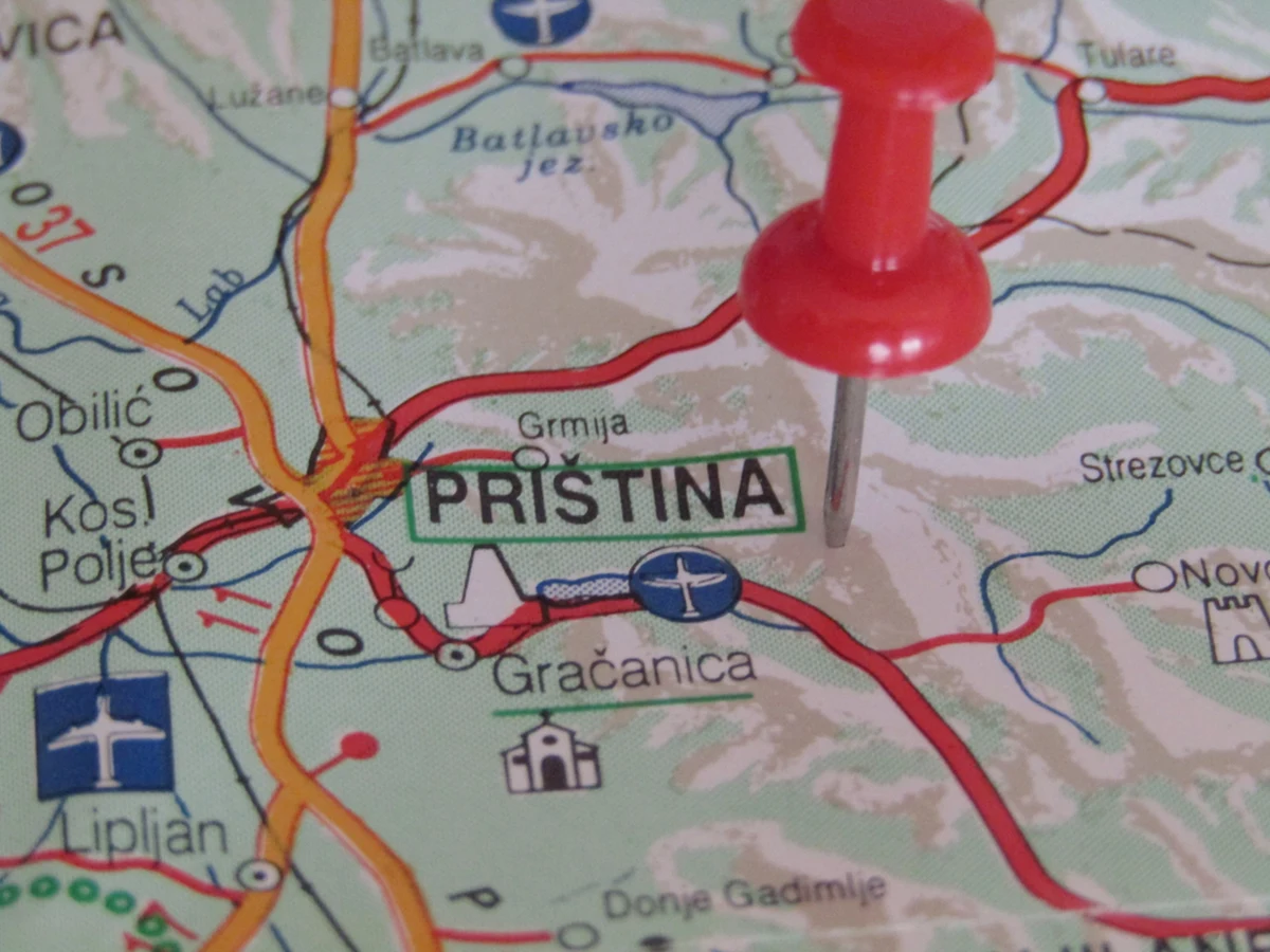 Rząd w Prisztinie po protestach odroczył o miesiąc wejście w życie przepisów, które nakładają na etnicznych Serbów zamieszkujących północne Kosowo obowiązek wymiany tablic rejestracyjnych samochodów z serbskich na kosowskie w ciągu 60 dni. Zadowolenie z tej decyzji wyraził szef unijnej dyplomacji Josep Borrell. 