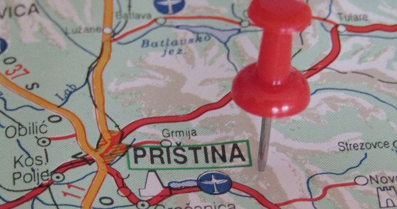 Rząd w Prisztinie po protestach odroczył o miesiąc wejście w życie przepisów, które nakładają na etnicznych Serbów zamieszkujących północne Kosowo obowiązek wymiany tablic rejestracyjnych samochodów z serbskich na kosowskie w ciągu 60 dni. Zadowolenie z tej decyzji wyraził szef unijnej dyplomacji Josep Borrell. 