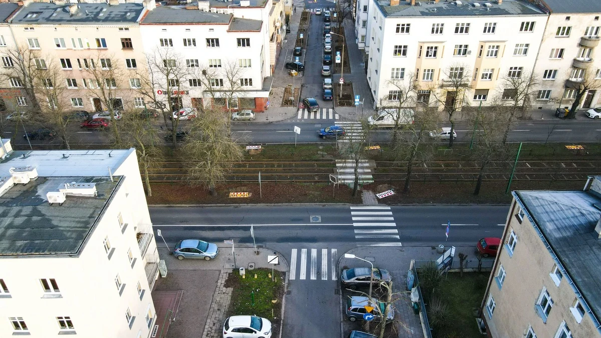 We wtorek, 2 sierpnia ruszają prace związane z przebudową przejścia dla pieszych przez ul. Hetmańską, na wysokości ul. Jarochowskiego. Pojawi się tam też przejazd rowerowy i sygnalizacja świetlna, która poprawi bezpieczeństwo pieszych.