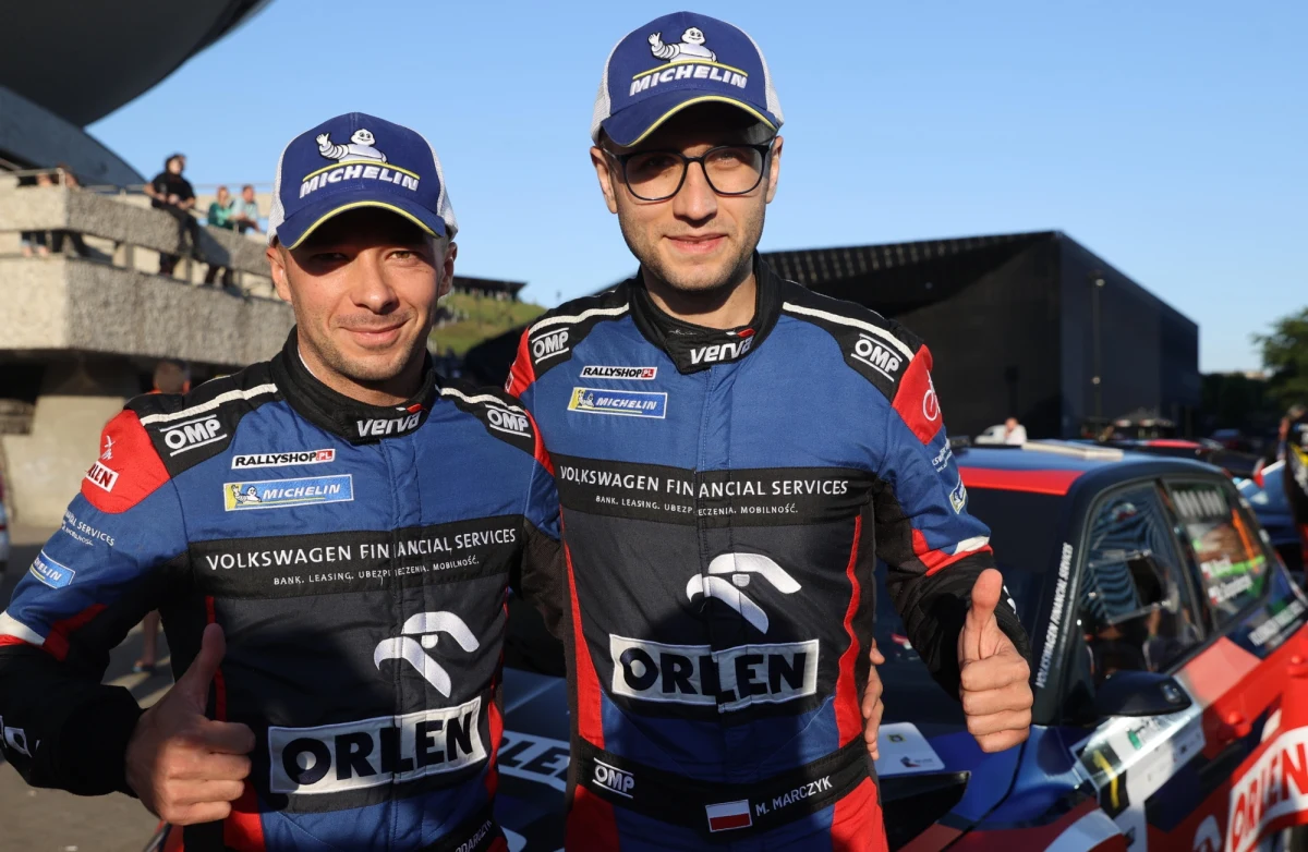 Nasza rajdowa załoga Mikołaj Marczyk i Szymon Gospodarczyk debiutująca w tym roku w mistrzostwach świata szykuje się na kolejne wyzwanie, jakim będzie Rajd Finlandii. Dziś panowie będą testować rajdówkę, a pomagać będzie im Mads Ostberg. Początku rajdu w czwartek. Organizatorzy przygotowali aż 22 wymagające odcinki specjalne. O wymaganiach Rajdu Finlandii opowiedział nam Szymon Gospodarczyk. 