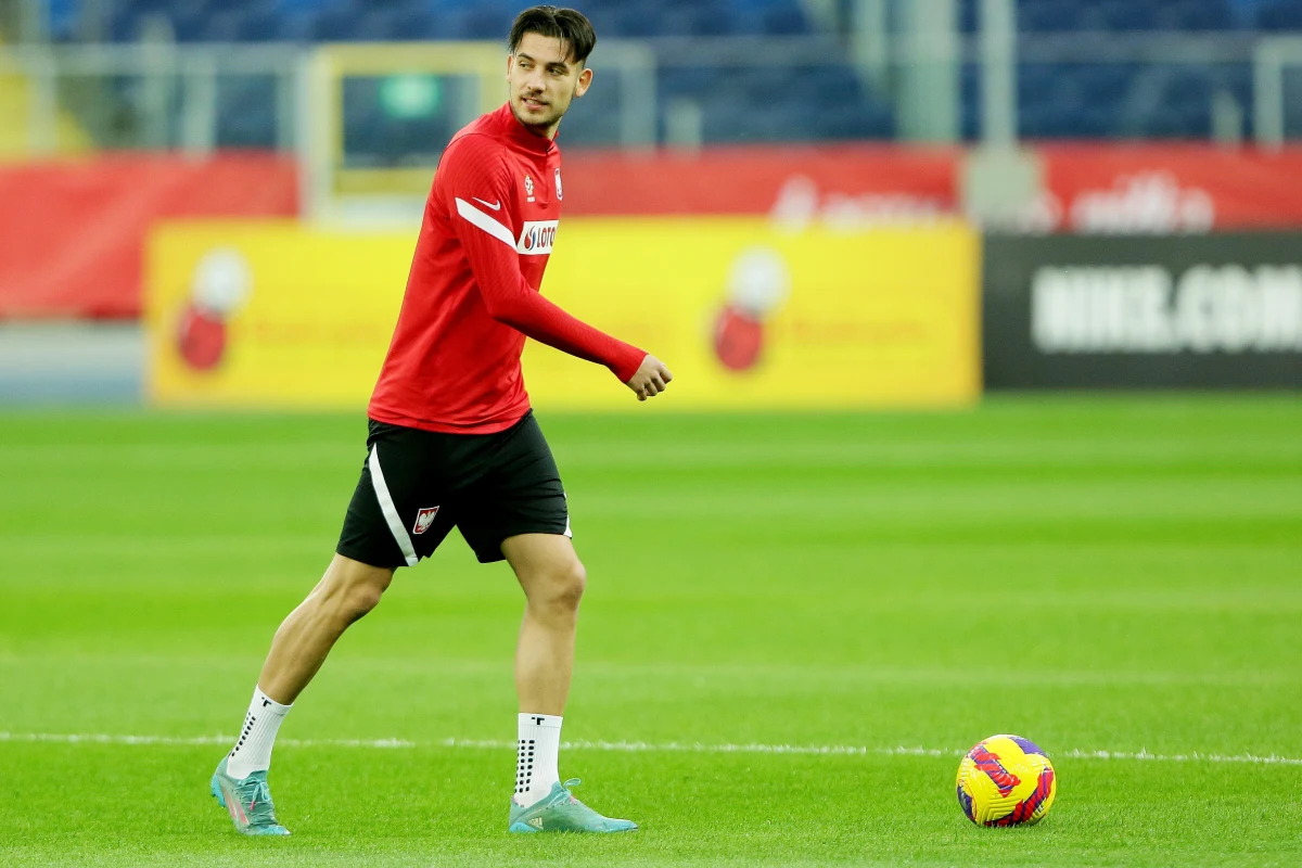 Brytyjski „The Athletic” podaje, że pomocnik Brighton and Hove Albion Jakub Moder przeszedł drugą operację kontuzjowanego kolana. To oznacza, że nie ma szans na jego powrót do gry w tym roku i wzięcie udziału w mistrzostwach świata w Katarze.