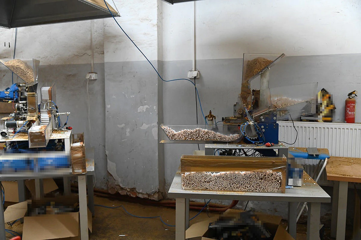 Nielegalna wytwórnia papierosów została zlikwidowana przez Krajową Administrację Skarbową w Lublinie i policję. Funkcjonariusze zatrzymali w Radomiu prawie 400 tys. podrabianych papierosów, ponad 600 kg krajanki, 4 maszyny do produkcji oraz 530 litrów spirytusu.