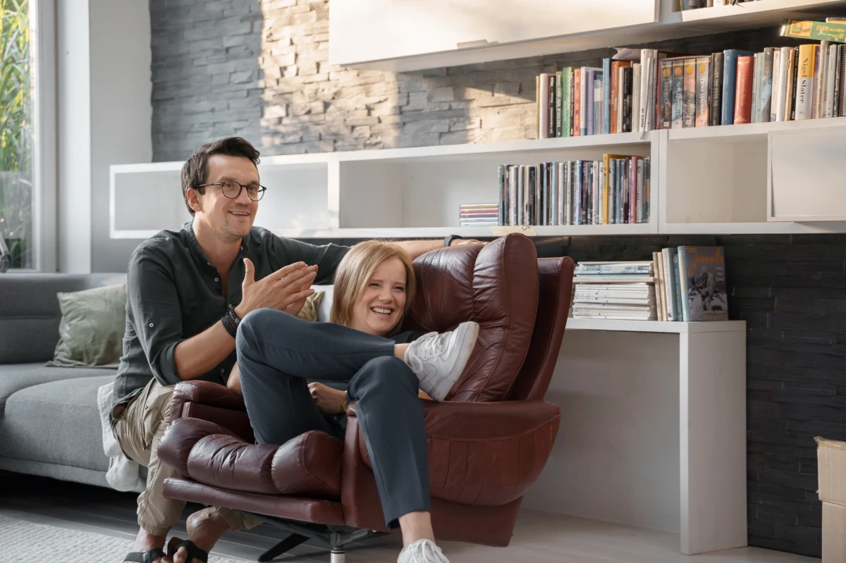 Joanna Kulig, Michał Czernecki, Andrzej Seweryn i Grażyna Szapołowska są w obsadzie komedii "Każdy wie lepiej" Michała Rogalskiego, która już w piątek wejdzie do kin. Obraz opowiada o parze zakochanych, którzy stają się celem intrygi najbliższych. 