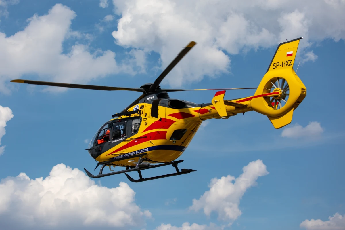 Do wypadku doszło w miejscowości Radzymin niedaleko Płońska (Mazowieckie). Motocykl, którym jechało troje nastolatków w wieku 15, 17 i 18 lat, uderzył w drzewo. Wszyscy zostali przewiezieni do szpitala. Według policji, stan jednej z poszkodowanych osób jest krytyczny. 