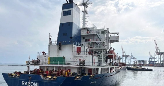 Pierwszy statek z ukraińskim zbożem wypłynął w poniedziałek rano z portu w Odessie na mocy umowy o wznowieniu eksportu zablokowanego przez inwazję Rosji; statek kieruje się do Libanu – podała agencja AP, powołując się na ministerstwo obrony Turcji, która pośredniczyła w porozumieniu.