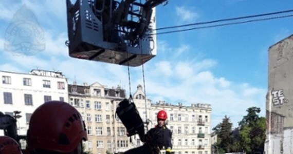 Złamana ręka, otarcia i potłuczenia - takie obrażenia odniósł 72-letni ochroniarz, pod którym zarwała się ziemia w czasie obchodu na terenie ulic Zielonej i Wólczańskiej w Łodzi. Ziemia usunęła się mężczyźnie spod nóg, bo prawdopodobnie została wypłukana przez ostatnie intensywne deszcze.