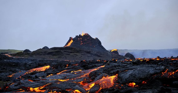Około 5,5 tysiąca trzęsień ziemi zarejestrowano na terenie islandzkiego półwyspu Reykjanes w ciągu ostatnich 35 godzin. Pierwsze dane wskazują na wciskanie się magmy w wyższe partie skorupy ziemskiej, co z kolei może poskutkować wylewem lawy.
