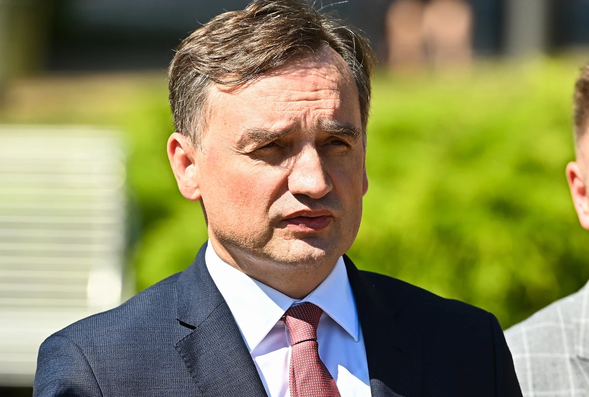 Nie można ograniczać demokracji, narodowcy też mają prawo do cyklicznych marszów - mówił minister sprawiedliwości Zbigniew Ziobro, pytany o powody wniesienia skargi nadzwyczajnej na prawomocny zakaz cyklicznej organizacji Marszu Powstania Warszawskiego przez Rotę Marszu Niepodległości. 