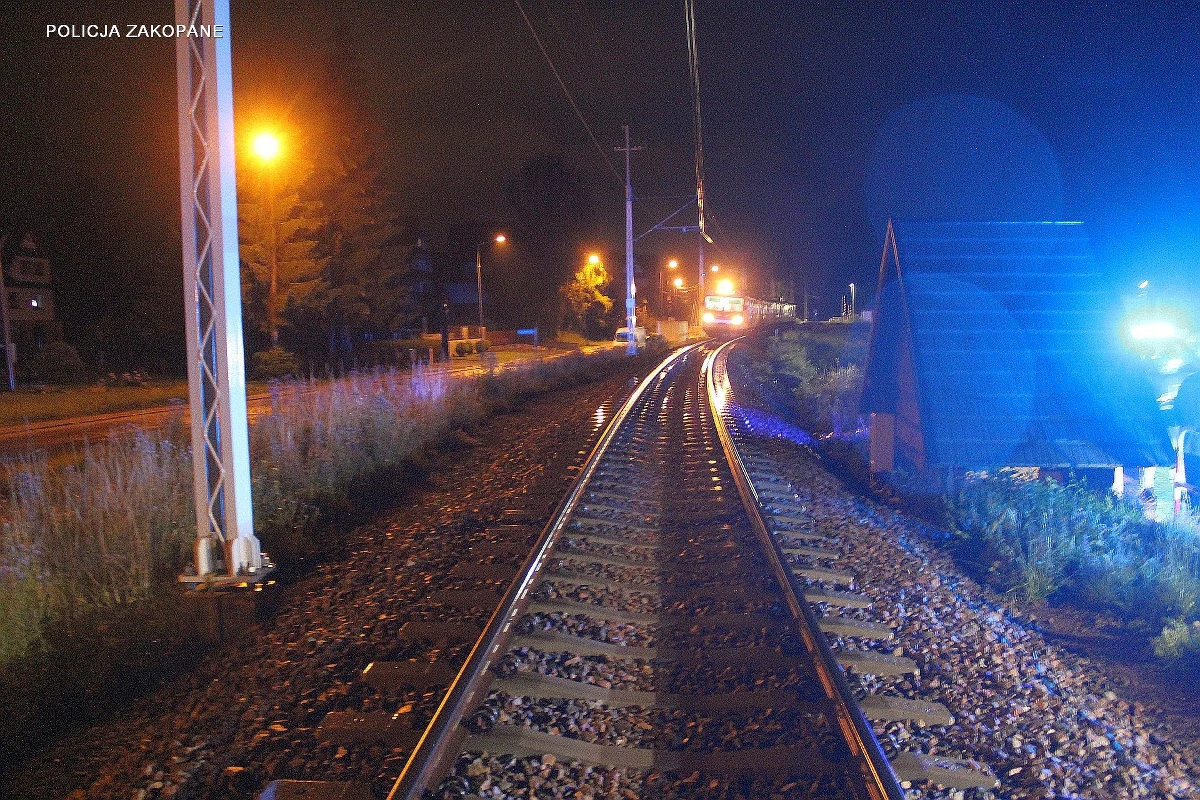 Policjanci wciąż ustalają okoliczności tragicznego zdarzenia, do którego doszło w niedzielny wieczór w Poroninie. Pociąg relacji Chabówka - Zakopane potrącił mężczyznę, który w wyniku doznanych obrażeń zginął na miejscu. To 62-latek z Pomorskiego.