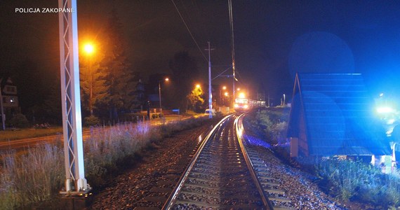 Policjanci wciąż ustalają okoliczności tragicznego zdarzenia, do którego doszło w niedzielny wieczór w Poroninie. Pociąg relacji Chabówka - Zakopane potrącił mężczyznę, który w wyniku doznanych obrażeń zginął na miejscu. To 62-latek z Pomorskiego.