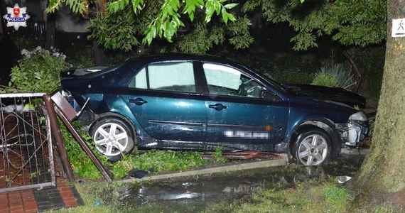 Uderzeniem w drzewo i ogrodzenie posesji zakończyła się jazda renault dla trójki młodych osób. Nikt z nich nie przyznawał się do prowadzenia auta. Badanie stanu trzeźwości wykazało, że wszyscy byli pod wpływem alkoholu. Do zdarzenia doszło w Krasnobrodzie (Lubelskie).

