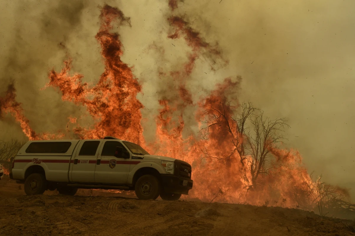 ​Ogień na północy Kalifornii, który w niedzielę przerodził się w największy tegoroczny pożar w tym stanie, spowodował śmierć co najmniej dwóch osób. Blisko 2 tys. ludzi ewakuowano - poinformował kapitan kalifornijskiej straży pożarnej Chris Bruno, cytowany przez CNN.