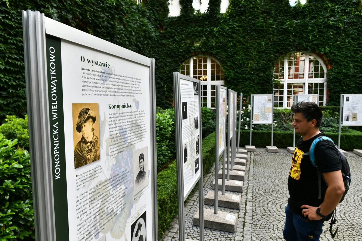 ​Wystawę składającą się z opisu życia i twórczości Marii Konopnickiej oraz prezentacji kilkunastu pierwodruków jej dzieł można od poniedziałku oglądać w Zakładzie Narodowym im. Ossolińskich we Wrocławiu.