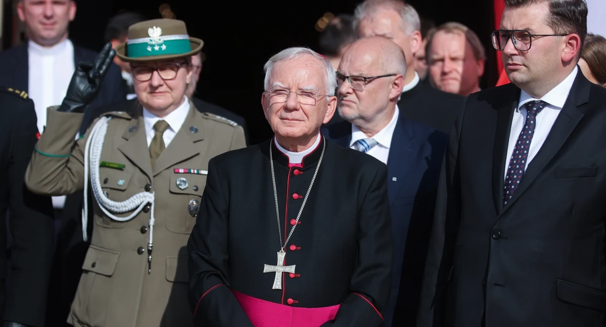 Sytuacja Ukrainy nasuwa nam gorzkie wspomnienia z Powstania Warszawskiego, kiedy to jeden okupant okrutnie i bezwzględnie walczył z Polakami, a drugi z obojętnością patrzył na płonącą Warszawę - powiedział metropolita krakowski abp Marek Jędraszewski.
