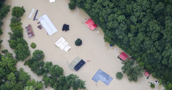 Wciąż rośnie śmiertelny bilans powodzi w amerykańskim stanie Kentucky. Gubernator stanu Andy Beshear poinformował w poniedziałek, że ostatni raport mówi o 35 osobach, które zginęły w żywiole.