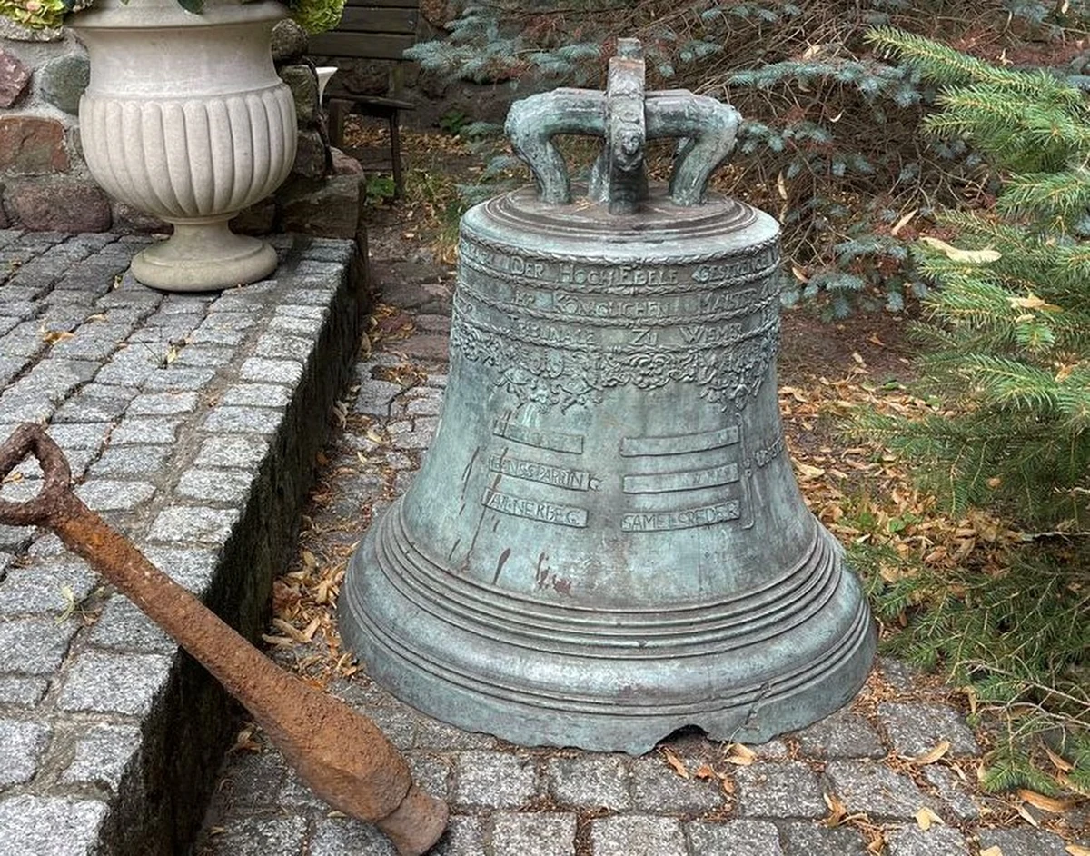 W 2015 roku odnaleziono dzwon z 1672 roku, zaginiony z kościoła w Kołbaskowie ( Zachodniopomorskie). Barokowy dzwon był jednak bez serca, a jego losy nie były do końca jasne. Tym razem udało się je odnaleźć na cmentarzu w Smolęcinie. 