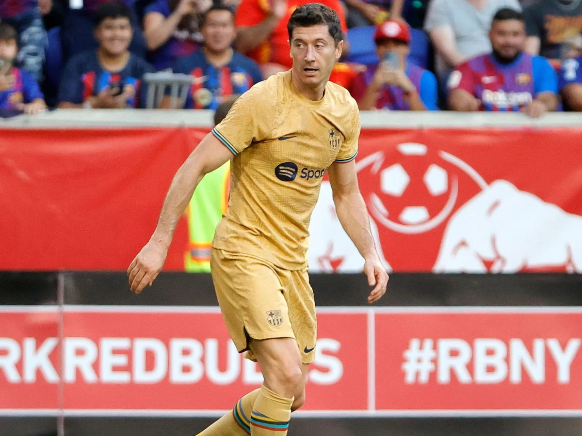 Robert Lewandowski, nowy zawodnik FC Barcelony przyjechał we wtorek do siedziby Bayernu Monachium, żeby pożegnać się ze swoim byłym pracodawcą. Media piszą o „chłodnym pożegnaniu” po niedawnych wypowiedziach obu stron.