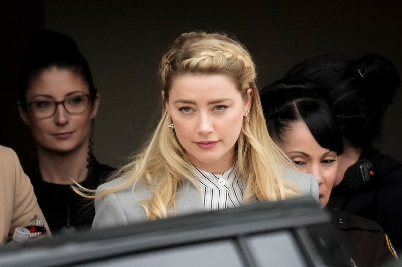 Po przegranym procesie z Johnnym Deppem Amber Heard znalazła się na ustach całego świata. Do tej pory wytchnienie aktorka mogła odnaleźć w swojej rezydencji znajdującej się na pustyni w Kalifornii. Konieczność zapłaty byłemu mężowi ponad 10 mln dolarów spowodowała, że gwiazda musiała sprzedać swój dom.