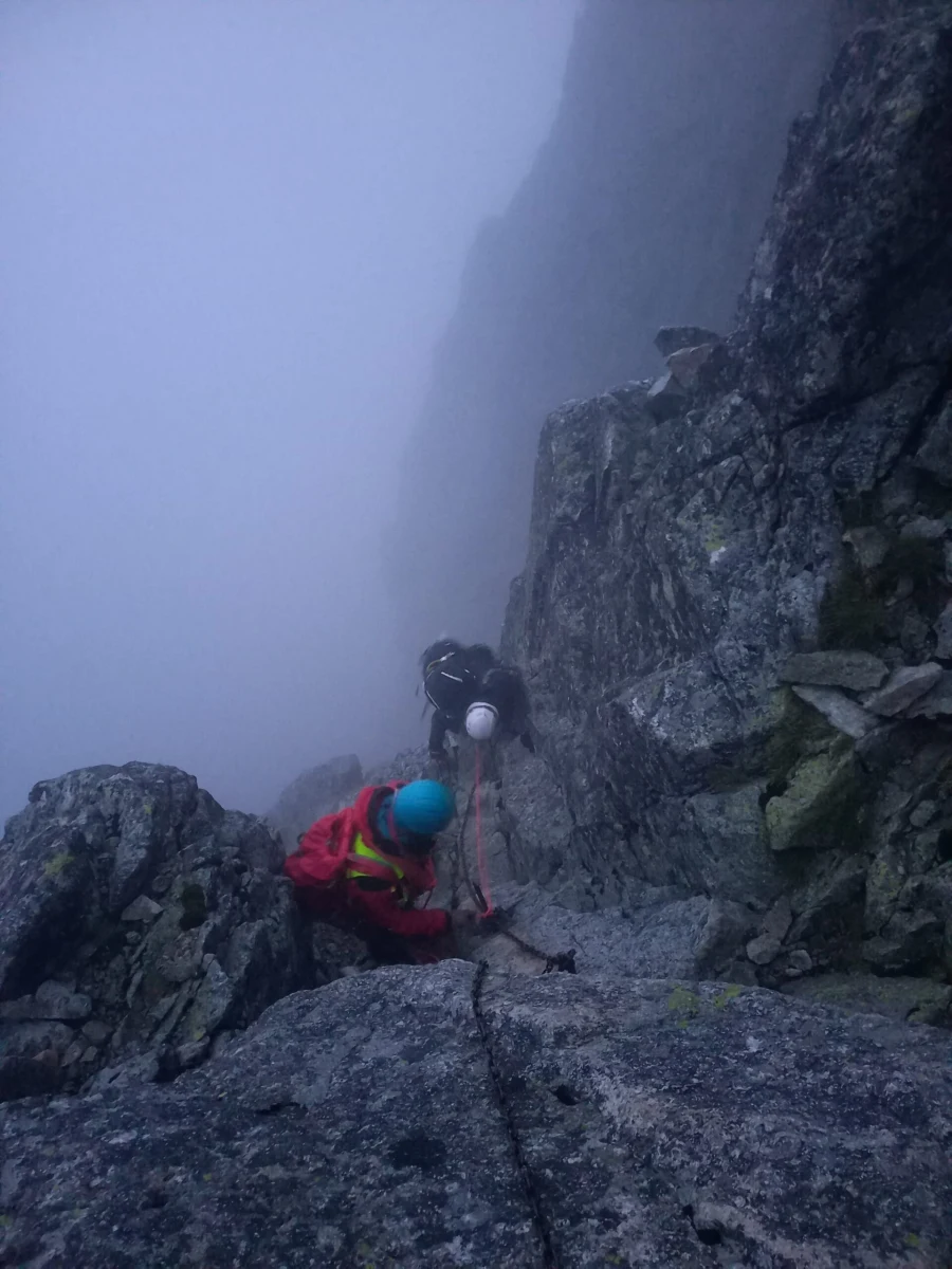 Słowaccy ratownicy pomogli polskiemu taternikowi, który utknął między Łomnicą a Durnym Szczytem. Musieli wyciągać go na linie.
