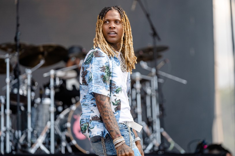 Lil Durk, obok Duy Lipy, Machine Gun Kelly i Metalliki, był jedną z gwiazd odbywającego się w Chicago festiwalu muzycznego Lollapalooza. Raper nie zaliczy koncertu w swoim rodzinnym mieście do udanych, gdyż opuścił scenę z urazem oka. Podczas występu został trafiony przez ładunek wystrzelony przez działko pirotechniczne.