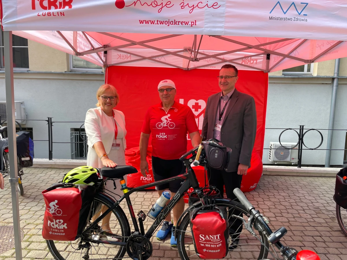 3200 km pokona rowerem 62-letni Janusz Kobyłka w rajdzie po krew. Kiedyś sam był honorowym dawcą, teraz promuje oddawanie krwi. Trasa, jaką chce pokonać, wiedzie przez 21 miast, w których znajdują się Regionalne Centra Krwiodawstwa i Krwiolecznictwa.