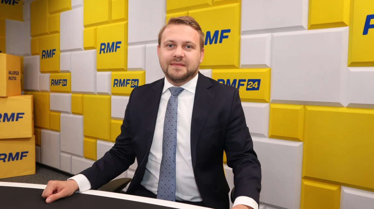 W Rozmowie w południe w RMF FM Jacek Ozdoba, poseł Solidarnej Polski i wiceminister klimatu i środowiska skomentował wyniki sondażu, w którym 70 proc. Polaków uważa, że 3 tys. zł dodatku na zakup opału powinno przysługiwać nie tylko tym, którzy ogrzewają dom węglem. „Na pewno należy się wsłuchać w głos wyborców. Informacje, które są zawarte w tym sondażu, są bardzo istotne” – stwierdził polityk.