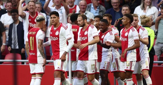 Ajax Amsterdam zakazał kibicom kierować na transparentach czy kartonach próśb do piłkarzy o oddawanie po meczach klubowych koszulek. Jednym z argumentów są... przepisy przeciwpożarowe.