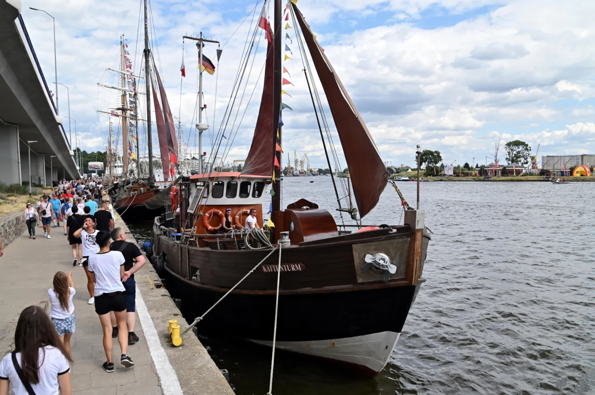 Żagle 2022 to żeglarskie święto, które zainaugurowane w ubiegłym roku, ma szansę na stałe zapisać się w szczecińskim kalendarzu letnich wydarzeń. Do rozpoczęcia tegorocznej edycji zostało zaledwie kilkanaście dni. Uczestników wydarzenia czeka niezwykła niespodzianka - możliwość podziwiania Szczecina z pokładów goszczących w mieście jednostek. Sprawdźcie, jak zdobyć bilety na niezapomniane rejsy.