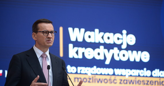 Premier Mateusz Morawiecki poinformował, że już ponad 500 tysięcy rodzin skorzystało z rządowych wakacji kredytowych. Uprawnionych do skorzystania z "urlopu" od kredytu hipotecznego jest około 2 milionów osób.