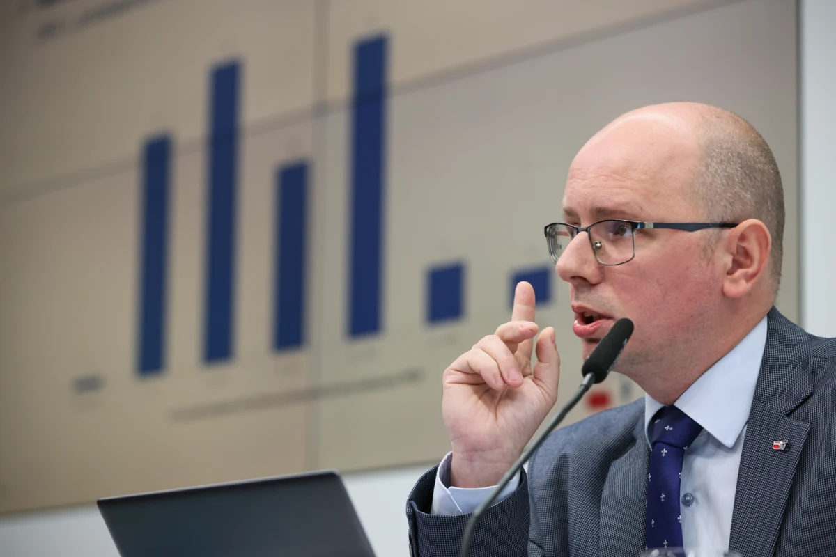 W ok. 38 proc. spraw, które trafiły do Państwowej Komisji ds. Pedofilii, wskazanym sprawcą był członek rodziny; większość była jednak niespokrewniona z ofiarą, wśród nich największą grupą byli duchowni - wynika z drugiego raportu Komisji. Najwięcej zgłoszeń o przestępstwach pochodziło od rodziców ofiar.