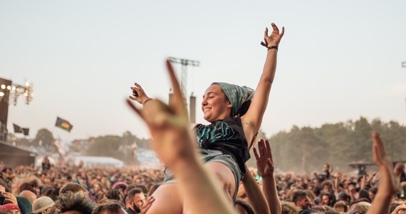 28. Pol’and’Rock Festival odbędzie się po raz pierwszy na lotnisku Czaplinek-Broczyno (Zachodniopomorskie). Oficjalne rozpoczęcie i pierwsze koncerty zaplanowano na czwartek, ale festiwalowe bramy otwarte zostały już we wtorkowe południe. Wydarzenie wraca do tradycyjnej formuły sprzed pandemii.