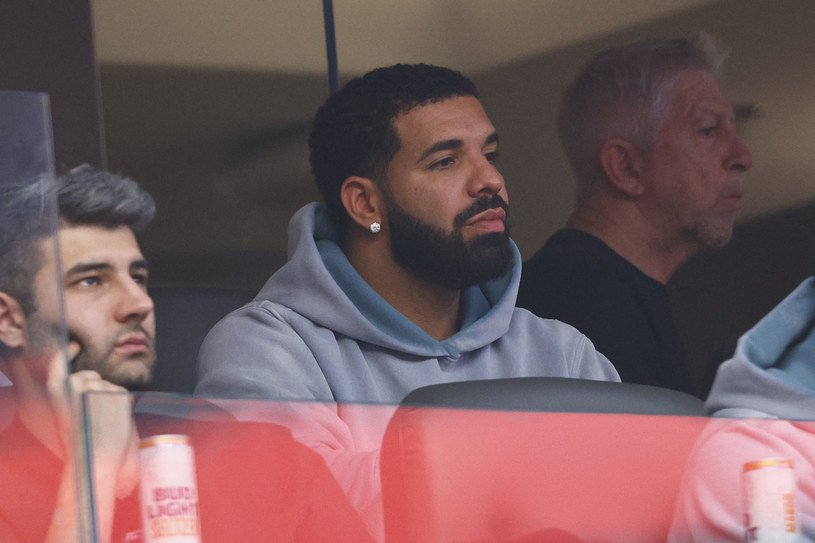 Słynny kanadyjski raper podzielił się z fanami smutną informacją. Drake uzyskał właśnie pozytywny wynik testu na obecność koronawirusa. W związku z tym w ostatniej chwili musiał on odwołać zaplanowany na poniedziałkowy wieczór występ w Toronto w ramach zjazdu Young Money. Nie oznacza to jednak, że muzyczne show w ogóle się nie odbędzie. Artysta zapewnił, że gdy tylko wróci do zdrowia, zajmie się ustaleniem nowej daty koncertu.