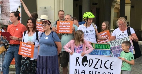 Dziś ruszyła kampania ekologiczna “Dziki Wrocław - dzika przyjemność”. Realizuje ją Koalicja Wrocławska Ochrona Klimatu, która zrzesza organizacje i ruchy działające na rzecz ochrony przyrody i klimatu. Aktywiści złożyli wnioski do prezydenta Wrocławia. Jak mówią - chcą ochrony 26 terenów zielonych zagrożonych betonozą, wycinką i suszą. Zdaniem Ratusza większość z nich jest już chroniona.
