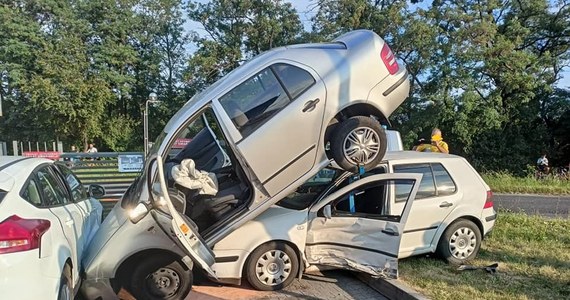 Do nietypowego wypadku doszło w poniedziałek w Zdzieszowicach w województwie opolskim. Na parkingu lokalnego marketu budowlanego zderzyły się dwa samochody, które dodatkowo uderzyły w trzeci pojazd.