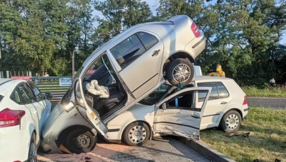 Dziwny wypadek na Opolszczyźnie. Samochód "zaparkował" na innym aucie