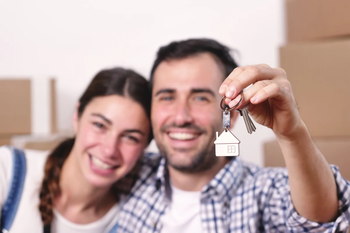 Rosną ceny wynajmu mieszkań w Krakowie, jak informują eksperci rynku nieruchomości, ceny wzrosły już o 40 proc. w porównaniu do tego samego okresu poprzedniego roku. Za dwupokojowe mieszkanie trzeba zapłacić około 2,5 tysiąca złotych - a to wysokość tylko odstępnego dla właściciela, do tego dochodzą rosnące koszty energii oraz czynsz. Największy problem ze znalezieniem lokum, mogą mieć studenci.