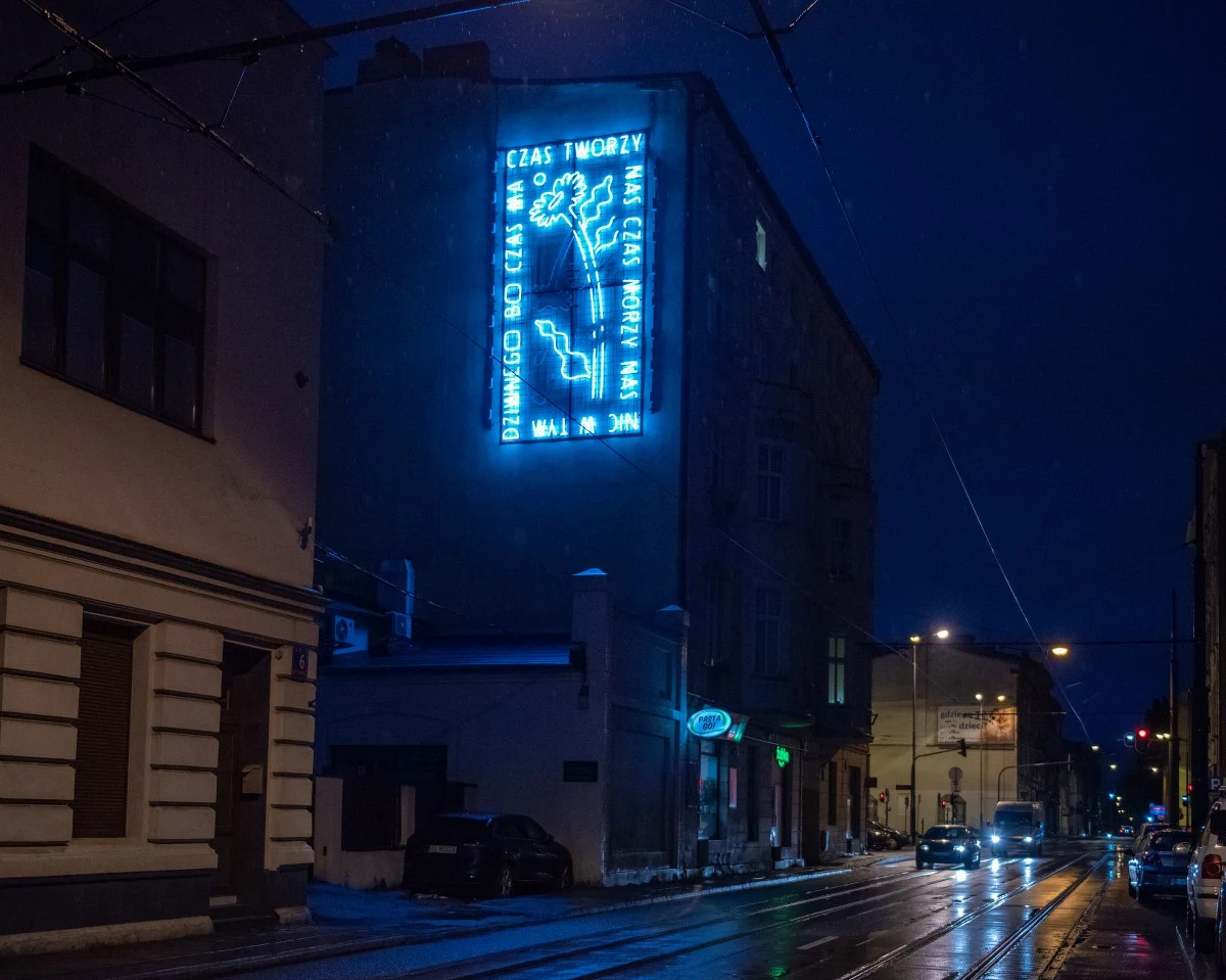 Duży, pionowy neon, który przedstawia cykl życia rośliny ozdobił budynek przy ul. Żwirki 8 w Łodzi. Instalacja jest twórczym nawiązaniem do fraszki Jana Sztaudyngera "Twórczość czasu". Poeta mieszkał w kamienicy znajdującej się naprzeciwko neonu.