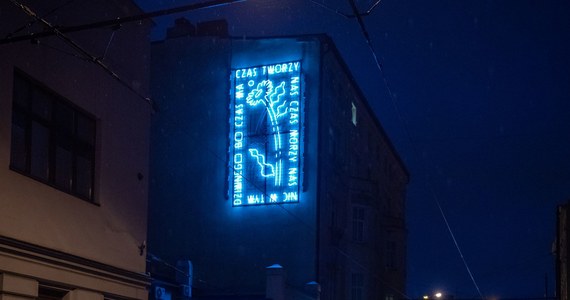 Duży, pionowy neon, który przedstawia cykl życia rośliny ozdobił budynek przy ul. Żwirki 8 w Łodzi. Instalacja jest twórczym nawiązaniem do fraszki Jana Sztaudyngera "Twórczość czasu". Poeta mieszkał w kamienicy znajdującej się naprzeciwko neonu.