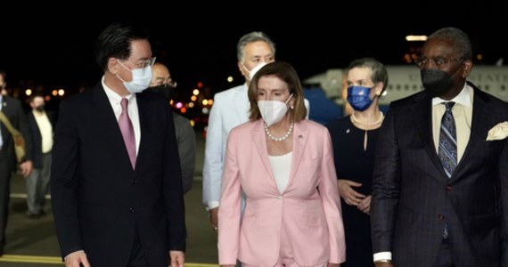 Nancy Pelosi przyleciała na Tajwan. "Wizyta naszej delegacji Kongresu na Tajwanie honoruje niezachwiane wsparcie Ameryki dla żywej demokracji Tajwanu" - przekazano w oświadczeniu wydanym przez biuro przewodniczącej Izby Reprezentantów USA po wylądowaniu amerykańskiej delegacji na lotnisku w Tajpej. Napięcie wokół chińskiej wyspy z własnymi władzami, głoszącej niezależność od Pekinu rośnie. Tajwan mobilizuje wojsko w obawie przed prowokacjami. Chiny potępiły wizytę amerykańskiej polityk nazywając ją "poważną prowokacją" i "igraniem z ogniem". Armia tego kraju ogłosiła, że przeprowadzi wokół wyspy ćwiczenia z użyciem ostrej amunicji.