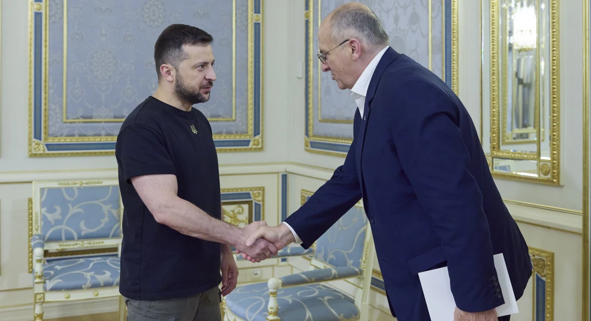 Polska jest potężnym sąsiadem Ukrainy, który ze wszystkich sił pomaga jej w historycznych chwilach wojny z Rosją - oświadczył prezydent Ukrainy Wołodymyr Zełenski przyjmując w Kijowie szefa polskiej dyplomacji Zbigniewa Raua. 