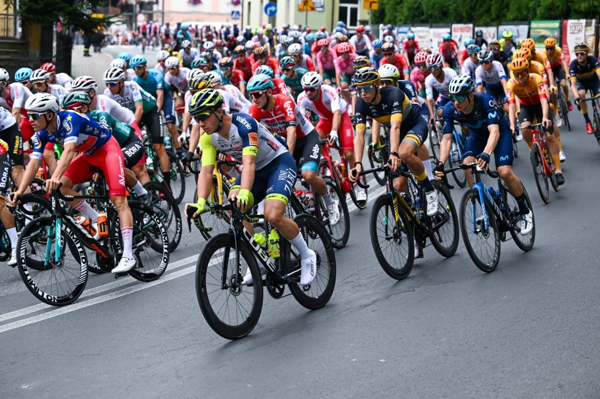 W związku z metą V etapu Tour de Pologne w środę w Rzeszowie kierowcy muszą spodziewać się sporych utrudnień w ruchu. Niektóre ulice w stolicy Podkarpacia będą całkowicie zamknięte już od godz. 9.
