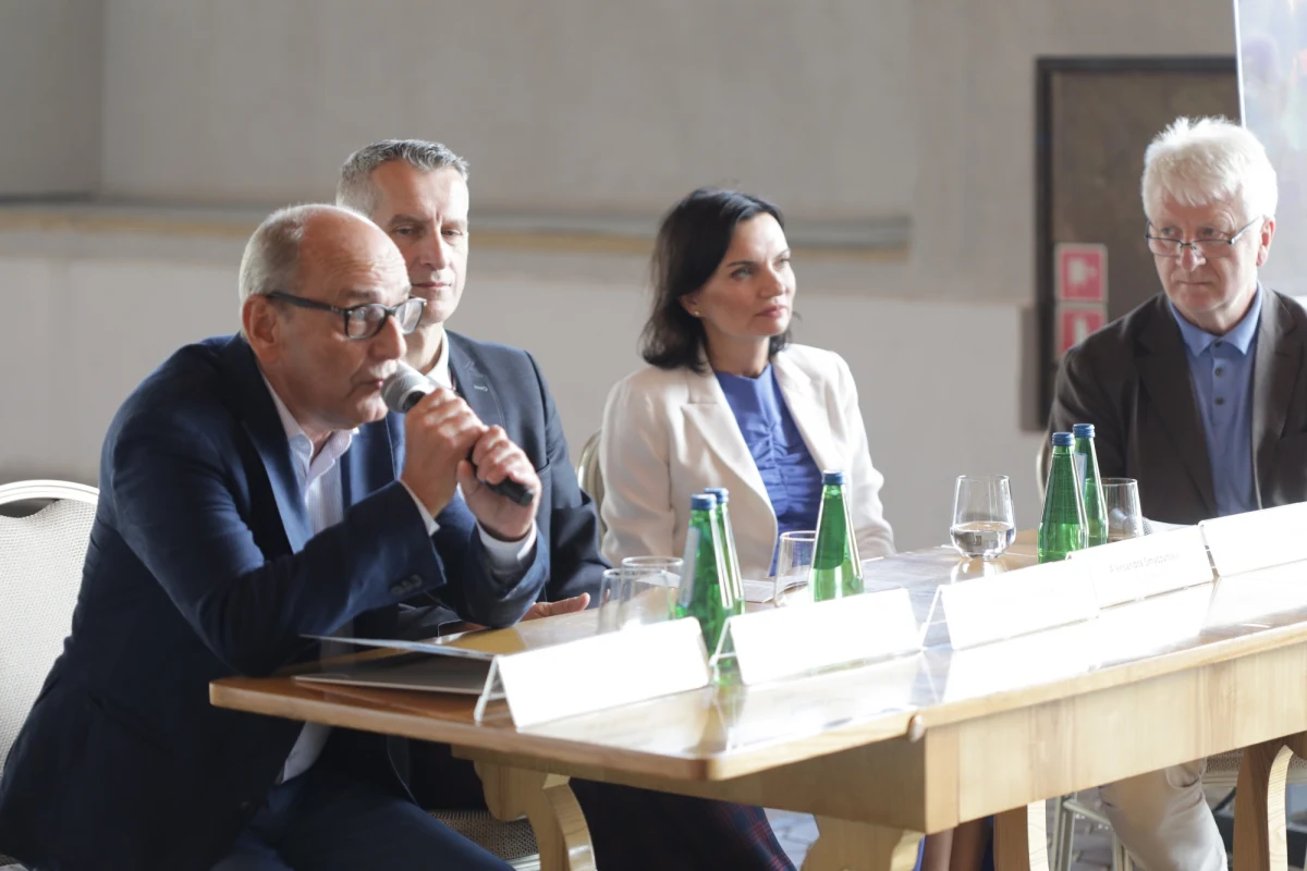 Festiwal istnieje od 2010 r. Tak, jak na samym początku - również i teraz - jest on bezpłatny dla publiczności - powiedział podczas konferencji prasowej pomysłodawca i kurator Festiwalu Królewskie Arkady Sztuki Tomasz Taraszkiewicz. Festiwal odbędzie się w dniach od 5 do 27 sierpnia.