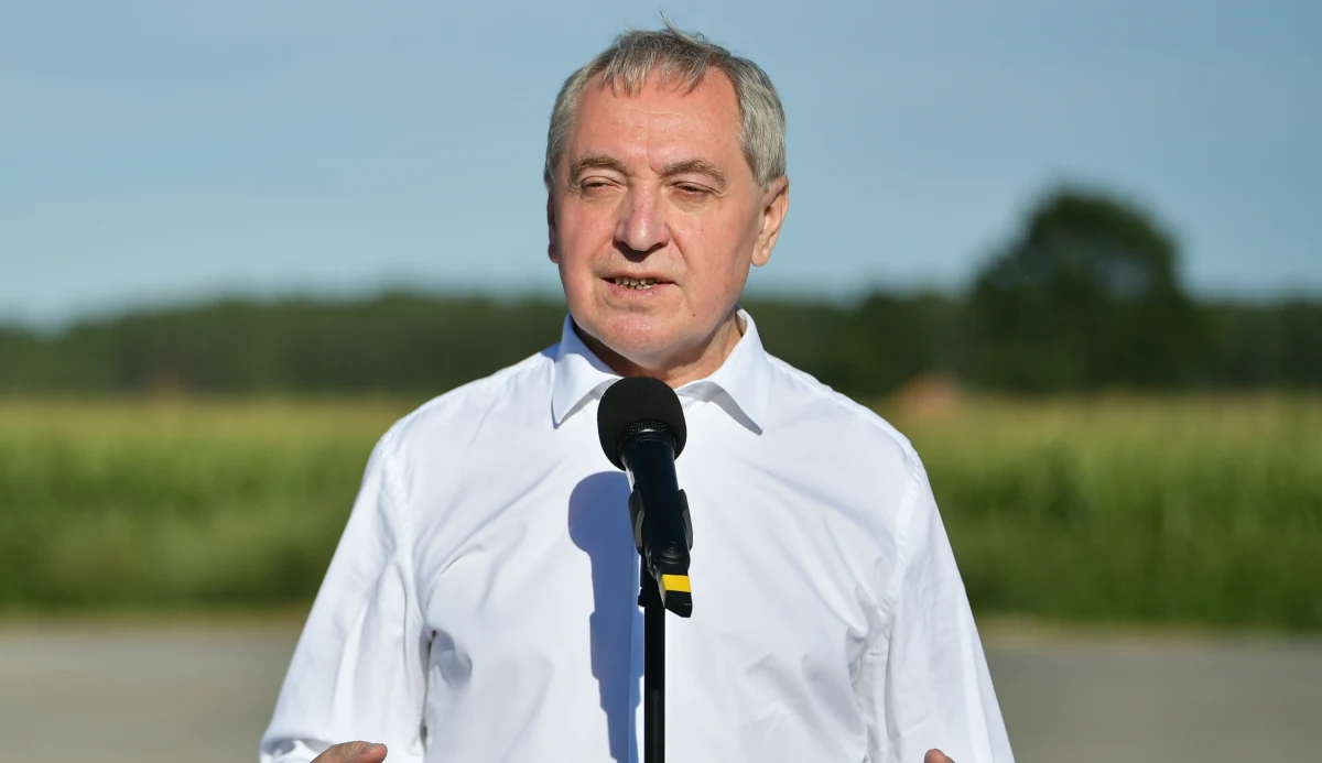 Zdecydowanie nie powinniśmy panikować, bo cukier wróci do normalnej ceny - powiedział wicepremier Henryk Kowalczyk. Ocenił jednak, że cena cukru nie spadnie do 2 zł, ale może sięgnąć 4-5 zł po nowym sezonie skupowym. 