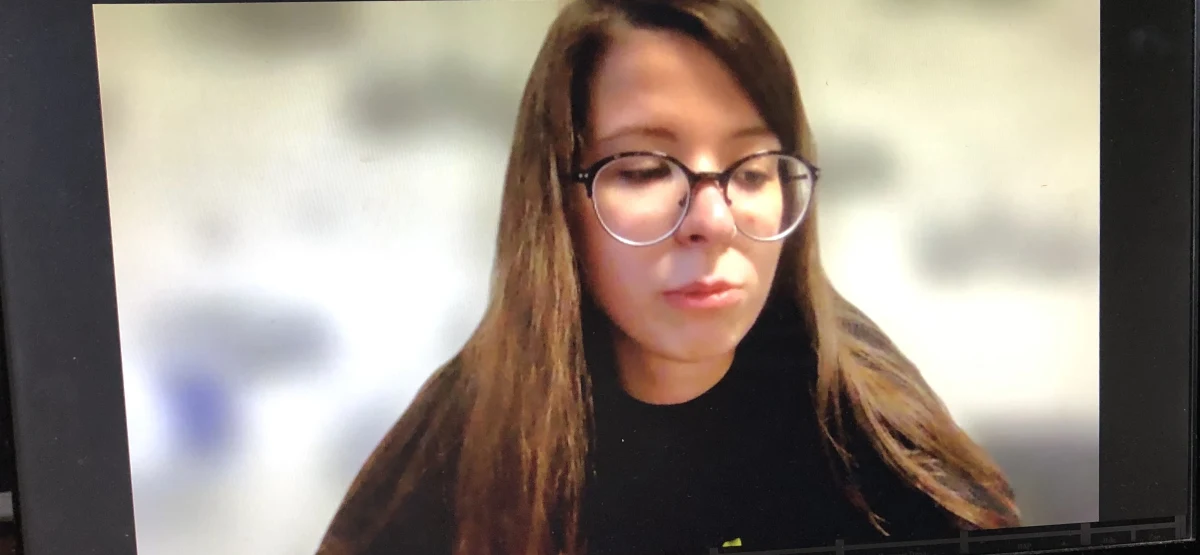 22-letnia Daria Tsykunowa po raz ostatni ze swoim narzeczonym rozmawiała 22 maja, krótko po kapitulacji obrońców Azowstalu w Mariupolu. Ilja Samojlenko - mimo urazów, jakich doznał (stracił lewą rękę i oko) - współdowodził obroną kombinatu metalurgicznego do momentu wejścia Rosjan na jego teren. W jednym z wywiadów na krótko przed tym mówił: "Nie poddamy się, nie możemy zrobić Rosjanom takiego prezentu.(...) Poddać się dla mnie oznacza - być martwym". Według ostatnich informacji jego partnerki - mężczyzna mógł przebywać w obozie tymczasowym w Ołeniwce, na terenie Donieckiej Republiki Ludowej. W nocy z czwartku na piątek doszło tam do eksplozji, w wyniku której zginęło około 50 ukraińskich jeńców. 