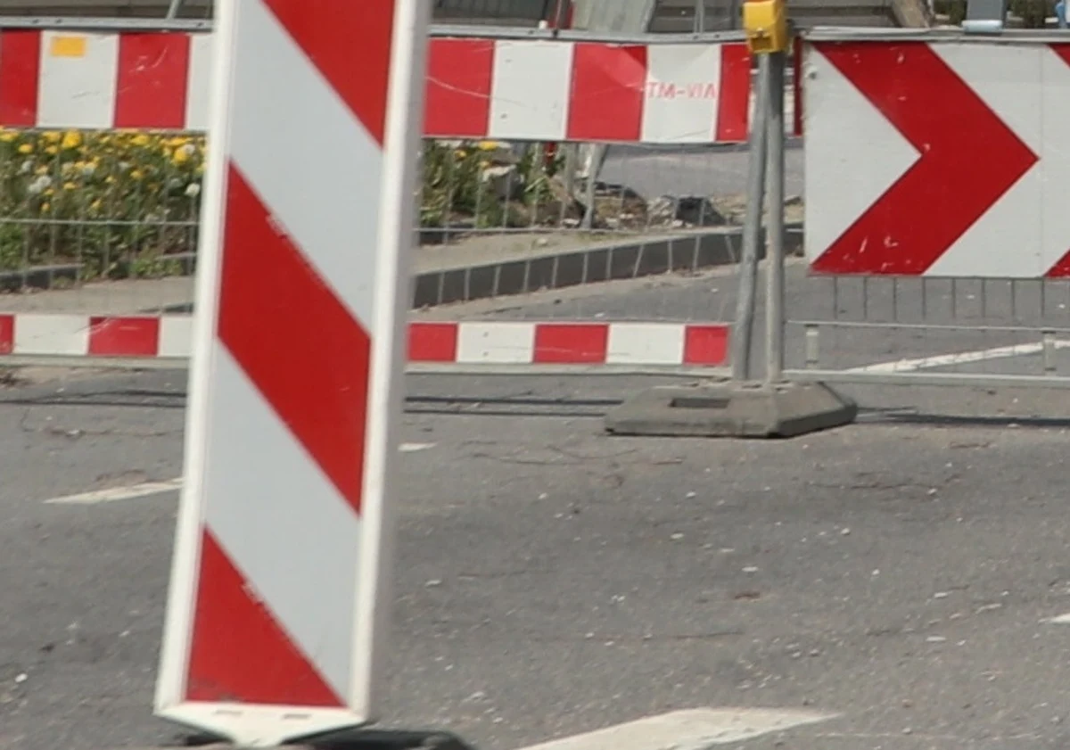 Ulica Chramcówki - jedna z dwóch ulic wlotowych do Zakopanego od strony Krakowa - znów będzie zamknięta. Nie będzie można nią przejechać w czwartek i w piątek. Drogowcy będą kładli na niej nowy asfalt.