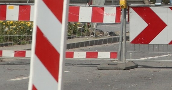 Ulica Chramcówki - jedna z dwóch ulic wlotowych do Zakopanego od strony Krakowa - znów będzie zamknięta. Nie będzie można nią przejechać w czwartek i w piątek. Drogowcy będą kładli na niej nowy asfalt.