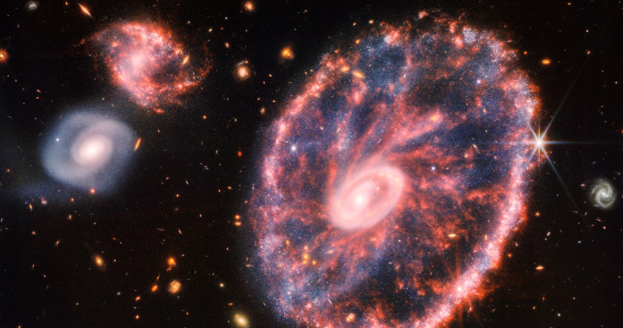 Zdjęcia wykonane przez Teleskop Kosmiczny Jamesa Webba nie przestają zaskakiwać, bo choć fotografowane przez niego fragmenty kosmosu już kiedyś widzieliśmy, to nigdy w tak szczegółowy i spektakularny sposób. 